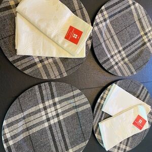 4 Kirkland Chargers Black and White plaid. 4 white linen napkins